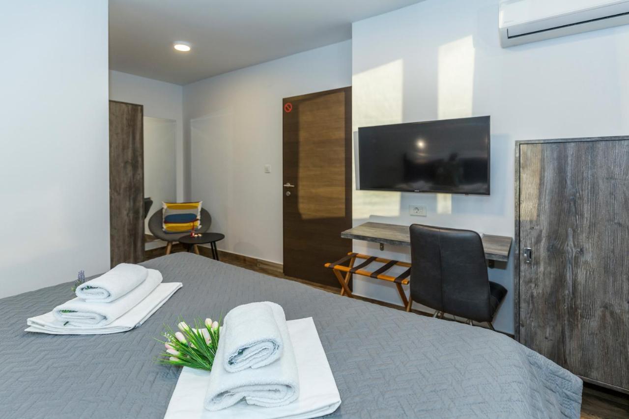 Apinelo Tower Rooms Split Exterior photo
